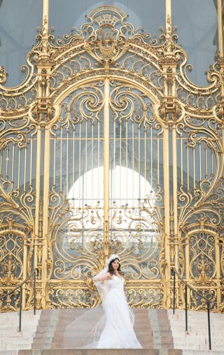 Mariée devant le Petit Palais, Paris